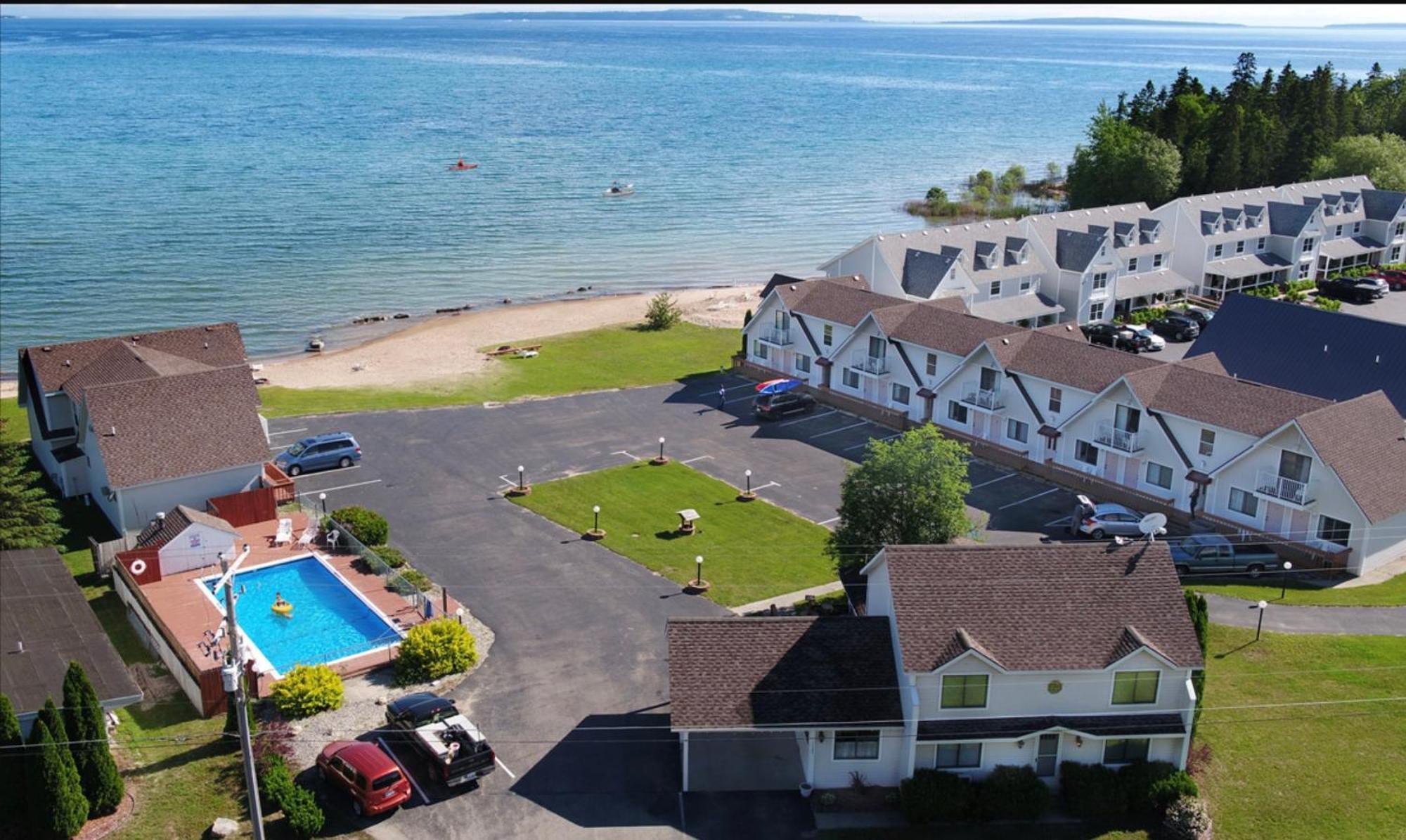 Bridgeview Motel Mackinaw City Buitenkant foto