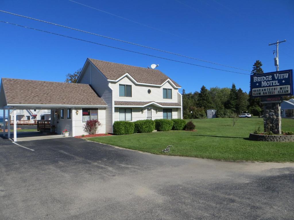 Bridgeview Motel Mackinaw City Buitenkant foto